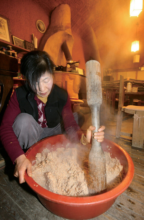 삶은 콩을 찧고 있는 임씨. 모든 작업은 직접 손으로 한다.