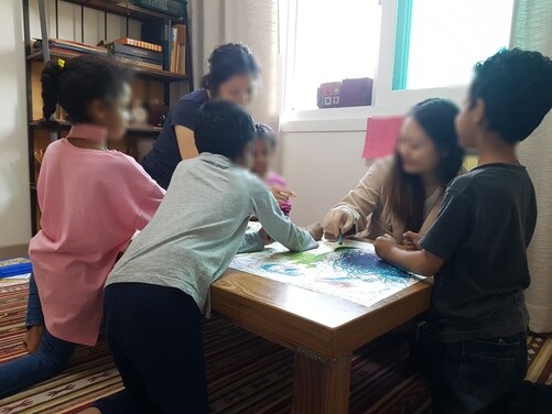 Five siblings from Yemen partake in an art therapy session at a multicultural library in Jeju. (all photos by Lim Jae-woo
