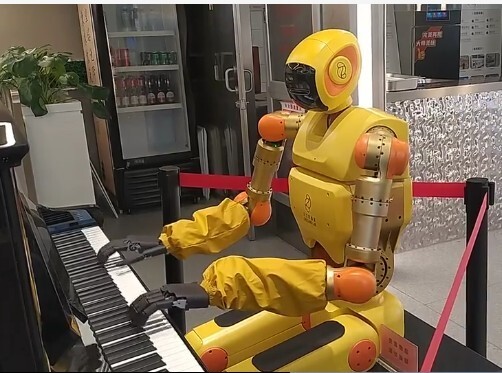중국 인공지능 전문 연구소가 개발한 건반 치는 로봇 ‘샤오러’. 유튜브 갈무리