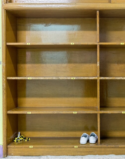 오리초등학교 복도의 신발장에 신발 하나만 덩그러니 놓여 있다.
