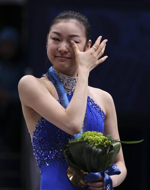  김연아의 만점짜리 눈물 (AP=연합뉴스) 김연아 선수가 25일 2010 밴쿠버 동계올림픽 여자 피겨 스케이팅 경기에서 금메달을 딴 후 시상대에 올라 눈물을 보이고 있다.