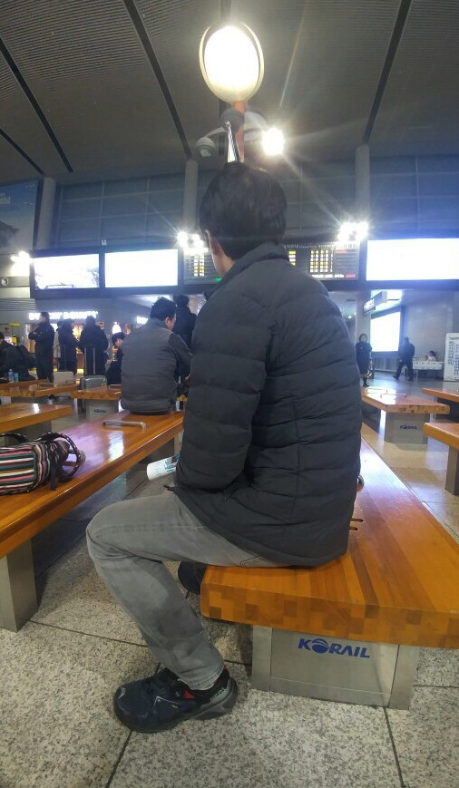 자폐 스펙트럼 장애 아들을 둔 박민수(가명)씨가 12월9일 한 역에 앉아 있다. 서보미 기자