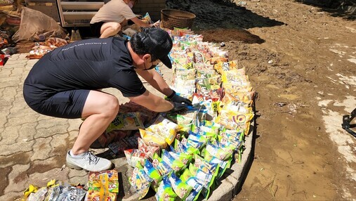 A resident lays out to dry snacks from the convenience store located on the first floor of the apartment building in Pohang. (Kim Gyu-hyun/The Hankyoreh)