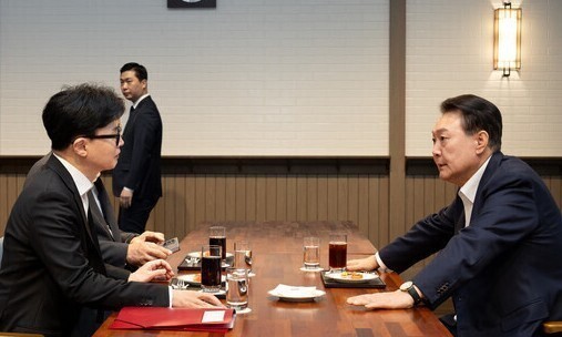 윤석열 대통령이 지난 21일 서울 용산 대통령실 앞 파인그라스에서 한동훈 국민의힘 대표를 만나 대화하고 있다. 대통령실 제공