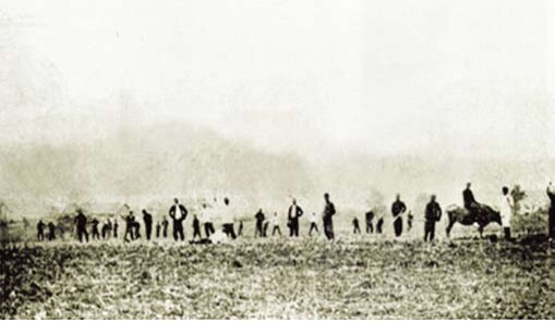 1911년 설립된 만주 신흥무관학교의 학생들이 농사를 짓고 있다. 우당기념관 제공