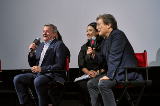 Netflix co-CEO Ted Sarandos speaks to film students at a CGV multiplex in Seoul’s Yongsan District alongside director Park Chan-wook on June 21. (courtesy of Netflix)