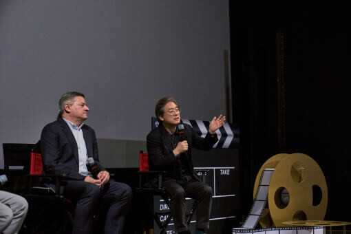 Director Park Chan-wook speaks to film students at a CGV multiplex in Seoul’s Yongsan District alongside Netflix co-CEO Ted Sarandos on June 21. (courtesy of Netflix)