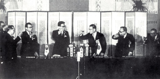 On Dec. 28, 1965, South Korean Minister of Foreign Affairs Lee Tong-won (4th from left) and Japanese Foreign Minister Etsuaburo Shiina (3rd from right) hold up a toast celebrating the Treaty on Basic Relations coming into effect. The treaty had been concluded on June 22, 1965, in Japan. (Hankyoreh file photo)