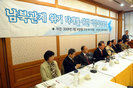  during which they urged the government to turn its North Korea policy around and resolve the crisis in inter-Korean relations.