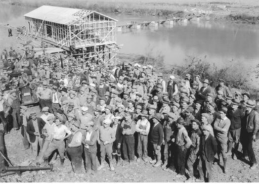 1930년대 미국 뉴딜 정책의 하나로 실시한 테네시강 유역 개발 사업에 참여한 노동자들. 한겨레 자료