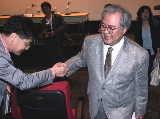  the president of Korea National University of Art shakes hands with a KNUA employee just after announcing his resignation in the university’s auditorium located in the Seokkwan neighborhood of Seoul