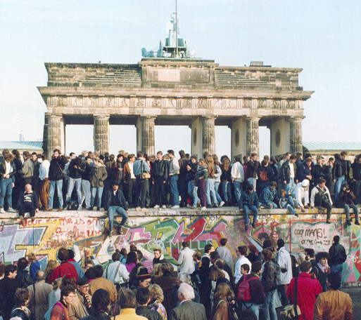 <b>East and West Germans stand on the Berlin Wall in front of the Brandenburg Gate on Nov. 10, 1989, a day before the Berlin Wall fell. (Hankyoreh archives)<br><br></b>