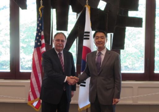 Ministry of Foreign Affairs defense cost sharing negotiation representative Jang Won-sam shakes hands with his State Department counterpart Timothy Betts during senior-level meetings on the SMA to discuss a cost sharing agreement for the THAAD missile defense system in Honolulu on Mar. 7. (provided by Foreign Ministry)