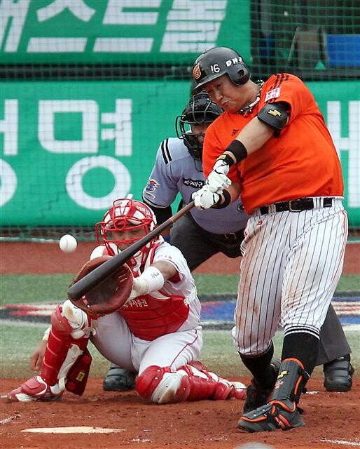  Aug. 14. Lee set a new world record for hitting home runs in consecutive games.
