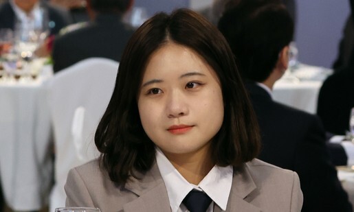 바이든, 박지현에 먼저 인사 건네며 “큰 정치인 되길” 덕담