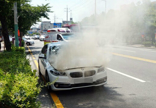 2014 BMW 520d caught on fire the owner was driving on a road in Mokpo