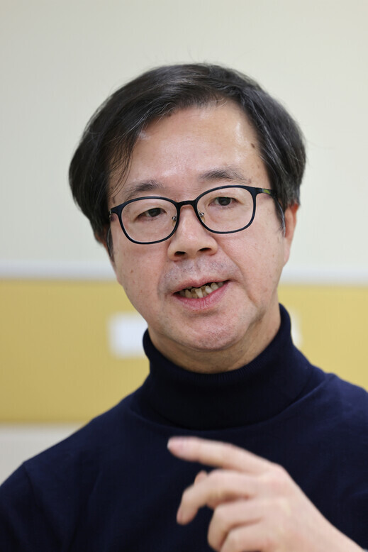 Lee Hae-kook, the president of the Korean Academy of Addiction Psychiatry, speaks to the Hankyoreh at the addition policy lab at Uijeongbu St. Mary's Hospital. (Ryu Woo-jong/The Hankyoreh)