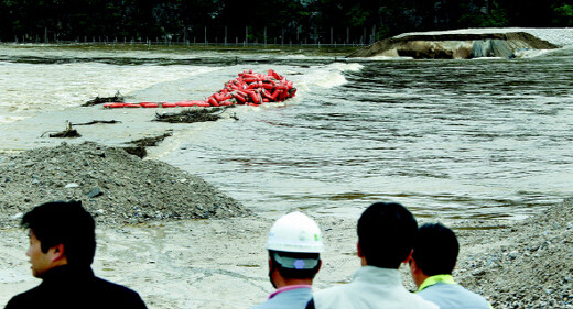  sweeping over a temporary wall for the Four Major Rivers Restoration Project. (Photo by Kim Jung-hyo)