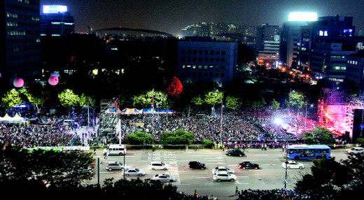 000 fans crowd and watch K-pop superstar Rain’s a free street concert on Yeongdong Boulevard