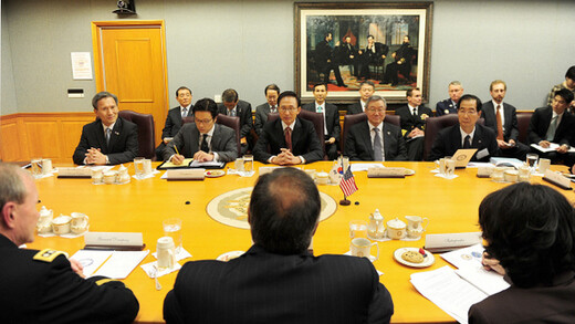 President Lee Myung-bak listens to a briefing by top U.S. military officials at the “Tank” in the Pentagon