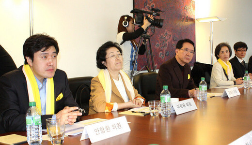  including (from the left) New Frontier Party lawmakers Ahn Hyoung-hwan