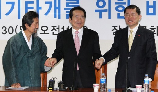  Democratic Party Chairman Chung Sye-kyun and Renewal of Korea Party Chairman Moon Kook-hyun