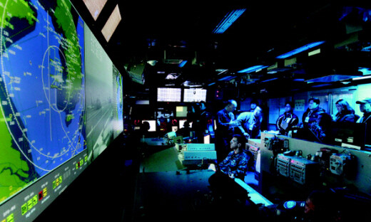 A view of the Combat Direction Center (CDC) aboard the nuclear-powered aircraft carrier USS George Washington participating in South Korea-U.S. joint exercises. Crewmembers examine a drawn map of the Korean peninsula on a large screen. (Photo by Lee Jong-keun)　