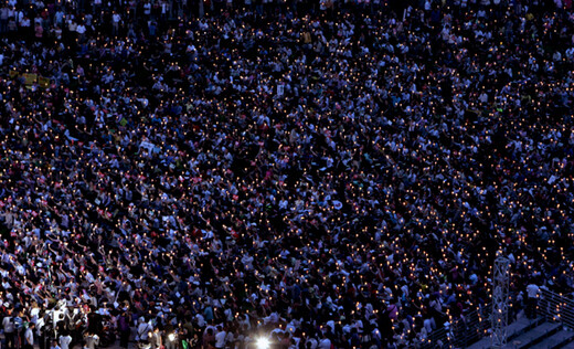 000 citizens participate in a candlelight vigil in front of Seoul City Hall on May 29. Participants are urging the government to retract the public announcement on the resumption of U.S. beef imports and have called on President Lee Myung-bak to resign.