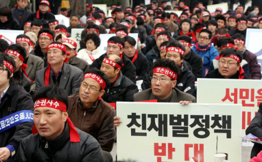  “End pro-chaebol policies” during a demonstration against the Lee Myung-bak administration’s pro-chaebols policy in March.
　
