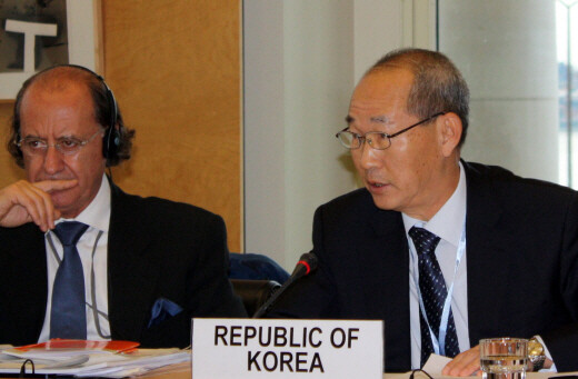  the Permanent Representative of the Republic of Korea to the United Nations (UN) Office at Geneva answers questions from the Experts of the Committee on Economic