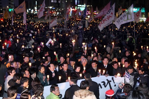  civic group members and others march toward Myeongdong Cathedral following a demonstration against the Lee administration’s handling of the Yongsan demonstration at Cheonggye Plaza on February 1.
