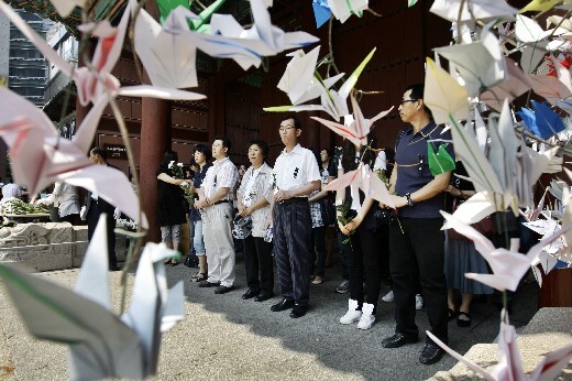  people can be seen waiting to pay their respects at Deoksugung Palace