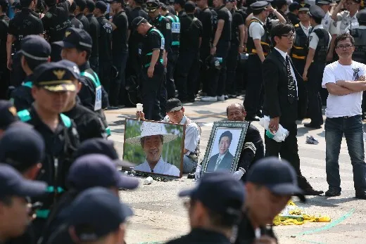  June 24. Citizens restored the incense burning place by the dawn of the same day despite the attempt of some members of a national veterans’ group to demolish the site.