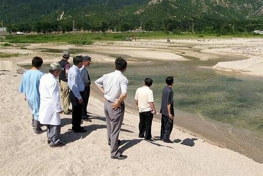  employees from Hyundai Asan inspect the location where Park Wang-ja