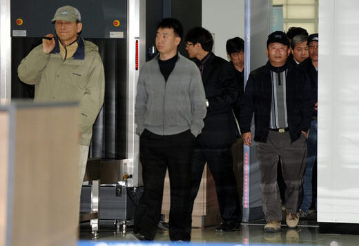  employees of companies doing business in the Gaeseong Industrial Complex return to the South after passing through the Customs