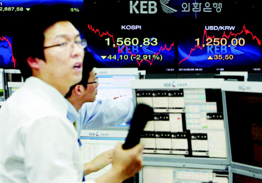  May 25. Signboards behind them show the plunge in the stock market and currency exchange rate.
　　
　
