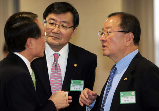  The Chair of Financial Services Commission(middle) talks with Kang Man-soo