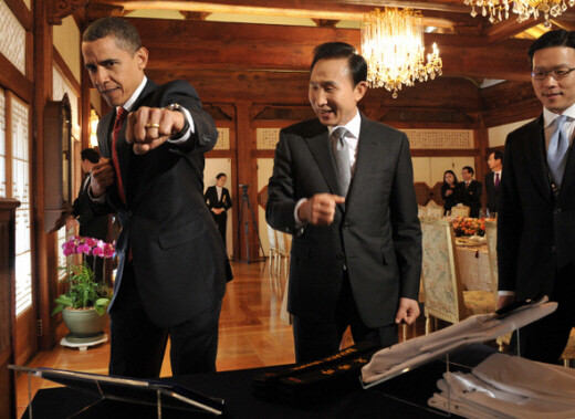  U.S. President Barack Obama assumes a Taekwondo position after being presented a Taekwondo uniform by South Korean President Lee Myung-bak at the Cheong Wa Dae