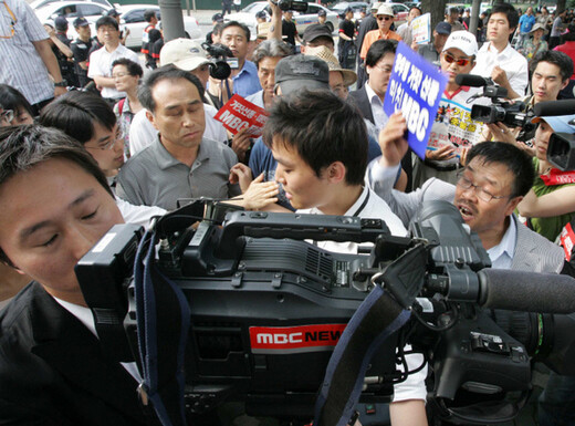  Seoul on June 20 to protest the attitude of MBC’s coverage of U.S. beef imports issues.