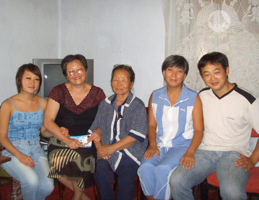  who looks after Heo Ro-ja. Cho is second from left and Heo is in the middle.