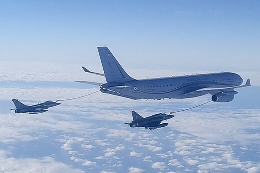 프랑스 공군의 미라주와 라파엘 전투기가 9일 흑해 상공에서 보잉 KC-135 공중급유기로부터 연료를 받고 있다. 러시아 국방부 제공. 타스 연합뉴스