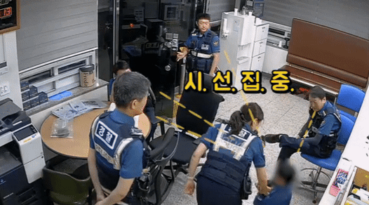 지난달 21일 밤 대전 서구의 한 주택가 골목에서 울고 있던 세 살배기 아이가 경찰의 도움으로 신고 2시간 만에 보호자의 품으로 돌아갔다. 대전경찰청 유튜브 갈무리