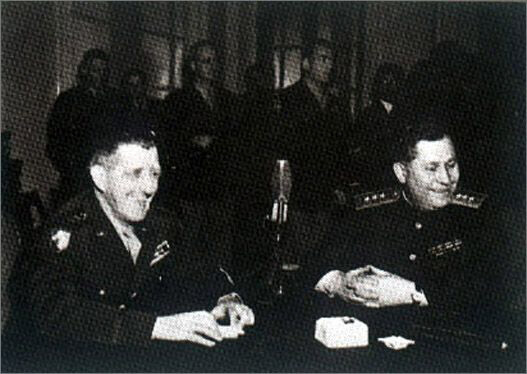 1946년 3월 미군정 장관 아널드(오른쪽 사진 왼쪽) 소장이 소련 대표 스티코프(오른쪽) 중장과 덕수궁에서 미소 공동위원회 회담을 하고 있다. 한겨레 자료