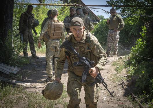 우크라이나군 장병들이 2일(현지시각) 우크라이나 동부 도네츠크 주의 전선에서 참전하고 있다. AP 연합뉴스