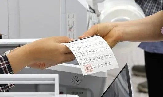 봉투 2개 잘못 줘놓고 ‘유권자 자작극 의심’ 단정한 선관위