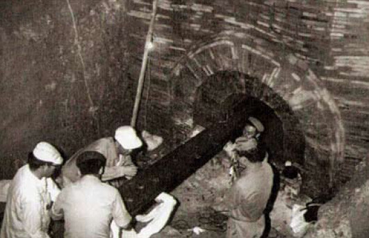 1971년 무령왕릉 발굴 당시 조사단이 목관을 반출하고 있다.
