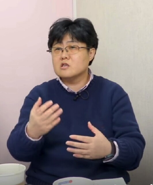 텔레그램 성착취 공동대책위원회가 3월26일 오후 서울 광화문 세종문화회관 앞에서 성착취 사건의 근본적인 해결을 요구하는 기자회견을 하고 있다. 유튜브 화면 갈무리