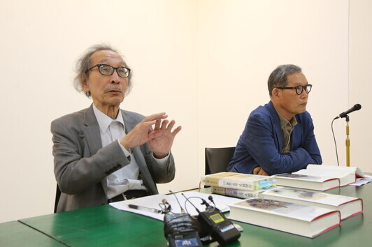 Haruki Wada (L), professor emeritus at the University of Tokyo, speaks during a press conference in Seoul in September 2019. (provided by Hangilsa Publishing)