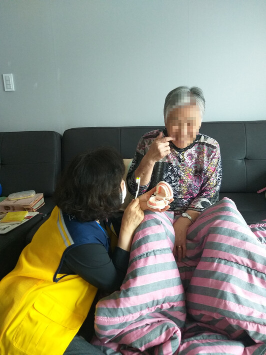 전주의료사협에서 교육받은 건강지킴이가 한 노인의 집에 방문해 구강교육을 하고 있다. 전주의료복지사회적협동조합 제공