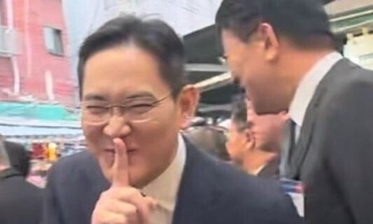 This still from a video of Samsung Electronics Chairman Lee Jae-yong during his trip with President Yoon Suk-yeol and heads of other chaebol to a market in Busan made the rounds as a meme online. 